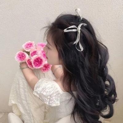 泳池里的女人